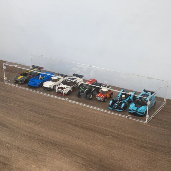 Display in acrilico XL per 8 modelli LEGO&reg; Speed Champions affiancati (con base trasparente, impilabile)