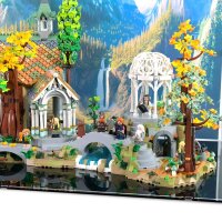 Pr&eacute;sentoir en acrylique pour LEGO&reg; 10316 Le Seigneur des Anneaux : Fondcombe (avec image darri&egrave;re-plan et sol noir)