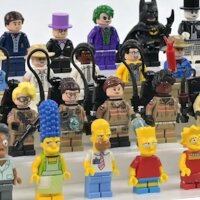 Display in acrilico per 40 minifigure LEGO&reg; (con base bianca e borchie)
