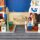 Pr&eacute;sentoir en acrylique pour LEGO&reg; 43302 Disney - Main Street U.S.A. (With background image & black base)