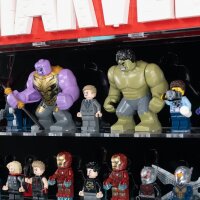 Display da parete in acrilico per 128 minifigure LEGO&reg; Marvel e logo Marvel 76313 (con sfondo nero)