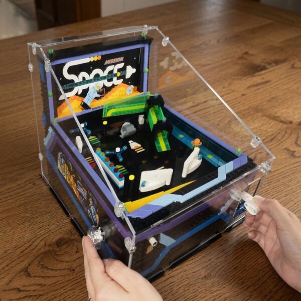 Acryl-Display Spezial-Edition f&uuml;r LEGO&reg; 11374 Flipperautomat  &ndash; &Ouml;ffnungen f&uuml;r spielbare Funktionen & schwarzer Boden